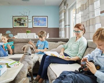 Frau mit Kinder auf dem Sofa